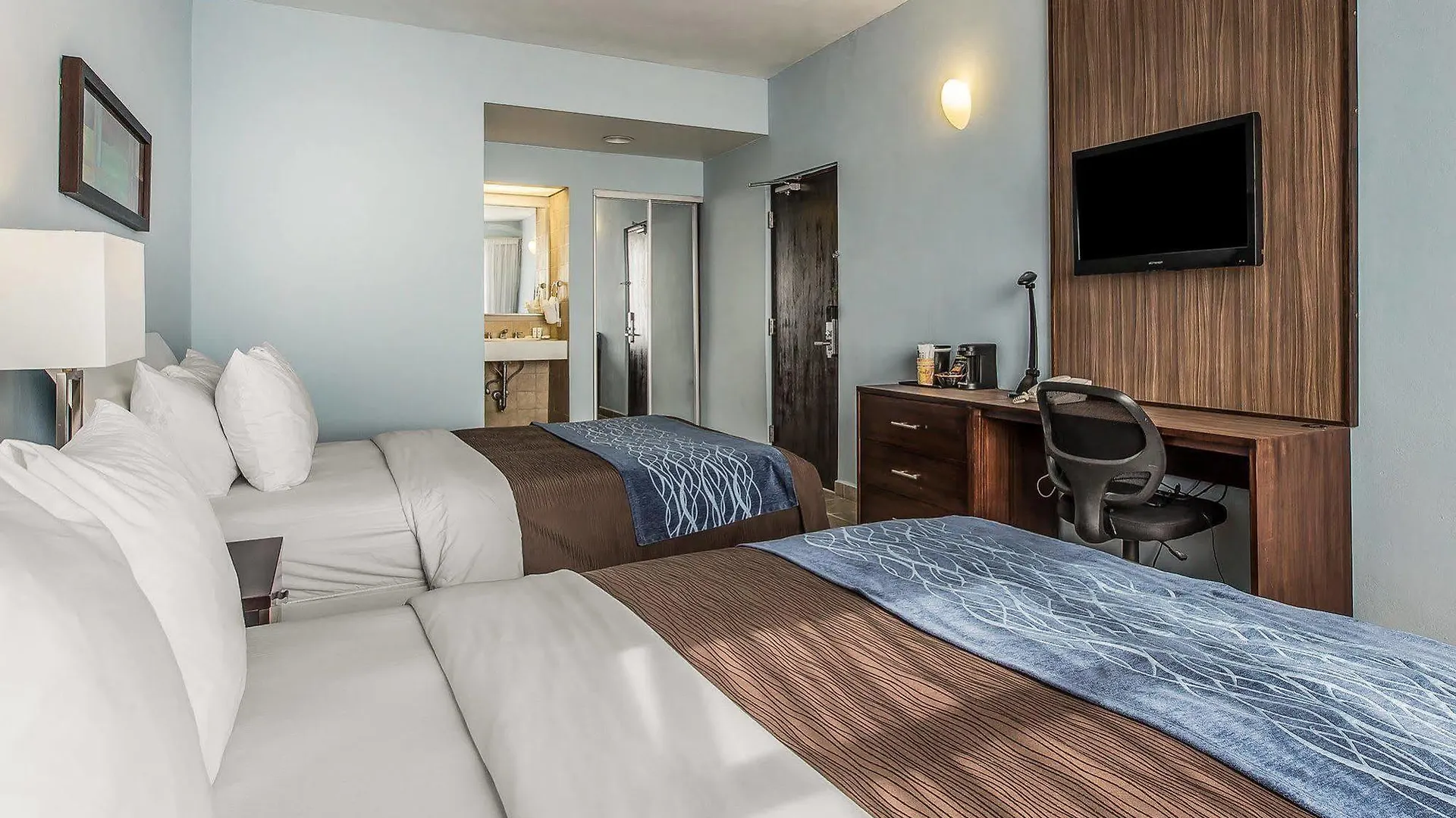 Comfort Inn & Suites Levittown Hotel